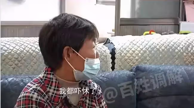 兒媳生孩子婆婆不管,不願帶娃躲藏在門後,婆婆哭訴:我都嚇怵了