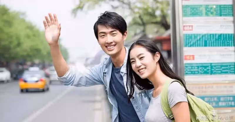 離婚4年，前妻還未嫁，我帶漂亮女人去嘲笑她，見她後我跪地痛哭