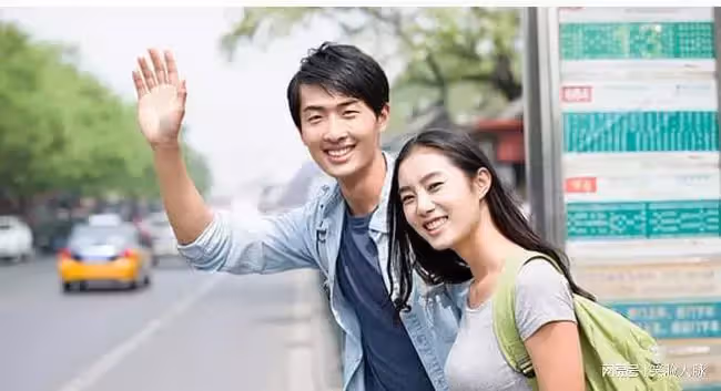離婚4年,前妻還未嫁,我帶漂亮女人去嘲笑她,見她後我跪地痛哭