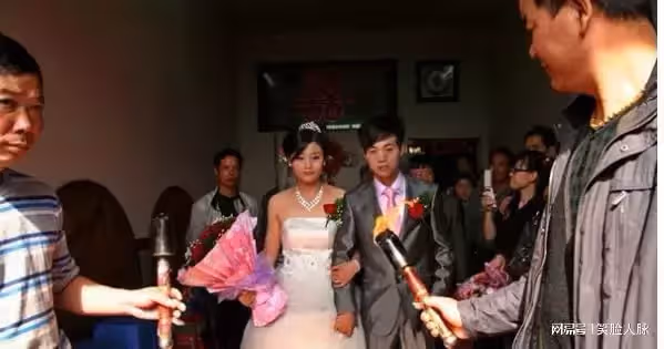 離婚4年,前妻還未嫁,我帶漂亮女人去嘲笑她,見她後我跪地痛哭