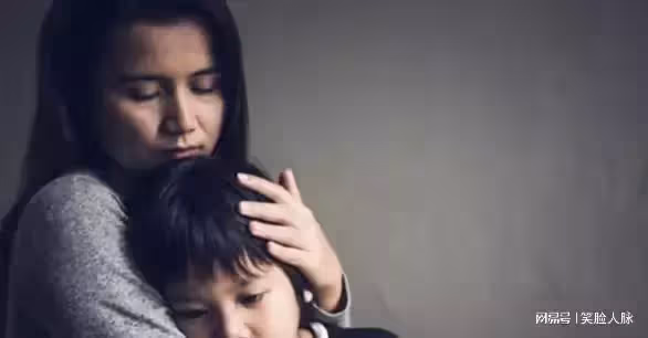 離婚4年,前妻還未嫁,我帶漂亮女人去嘲笑她,見她後我跪地痛哭