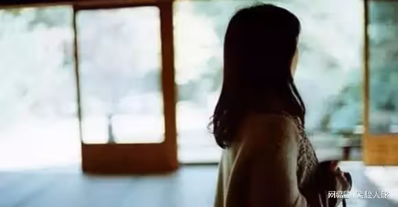 離婚4年,前妻還未嫁,我帶漂亮女人去嘲笑她,見她後我跪地痛哭