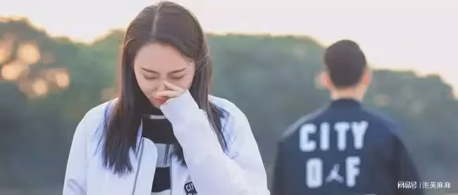 婆婆對我百依百順,我去了一趟女兒幼兒園後卻發現她的殘暴行徑