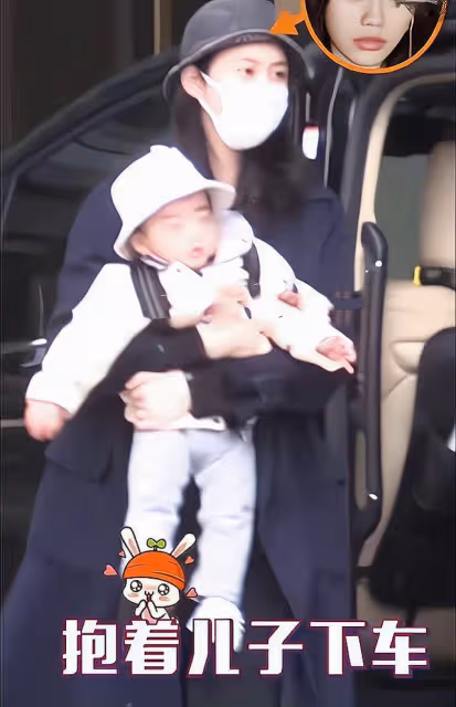 32歲奚夢瑤帶兒子逛兒童樂園,兒子打扮時尚,奚夢瑤被贊身材好