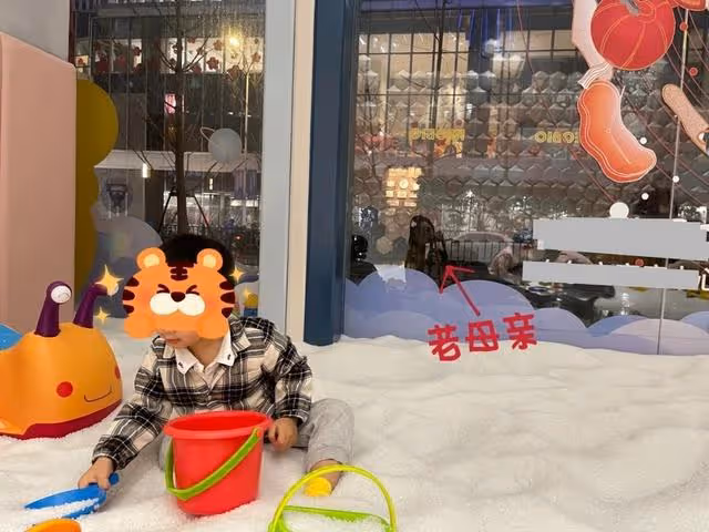 32歲奚夢瑤帶兒子逛兒童樂園,兒子打扮時尚,奚夢瑤被贊身材好