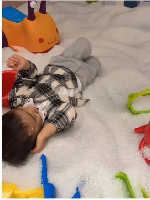 32歲奚夢瑤帶兒子逛兒童樂園,兒子打扮時尚,奚夢瑤被贊身材好