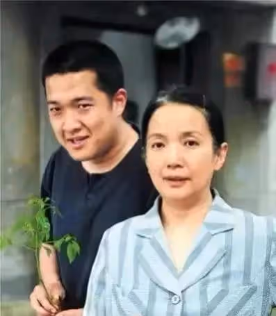 親生兒子結婚都不願意參加,卻對繼女視如己出,買豪宅、豪車。