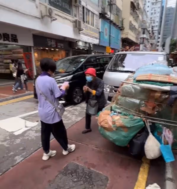 港星老牌藝人好善良,路遇八十歲老人寒風中拾荒,上前幫忙太暖心