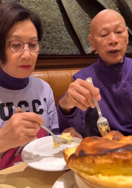 港星老牌藝人好善良,路遇八十歲老人寒風中拾荒,上前幫忙太暖心