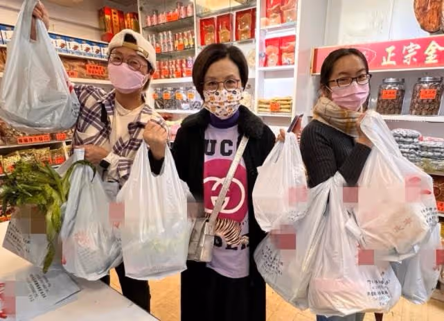 港星老牌藝人好善良,路遇八十歲老人寒風中拾荒,上前幫忙太暖心