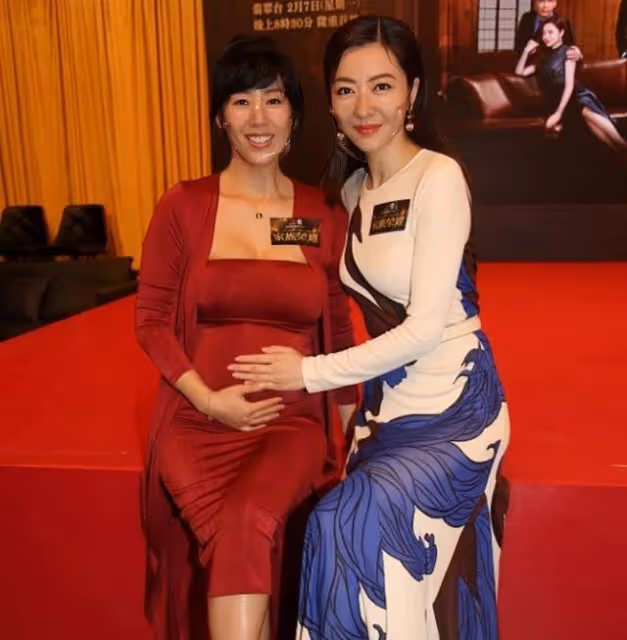 恭喜！香港著名女星懷二胎半年腳踩高跟鞋現身，宣布封肚不會再生