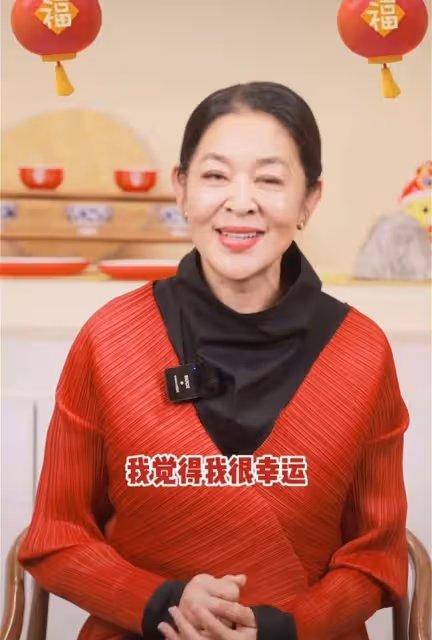 63歲倪萍談主持春晚,自嘲年紀大不漂亮,曾是趙本山「夢中情人」