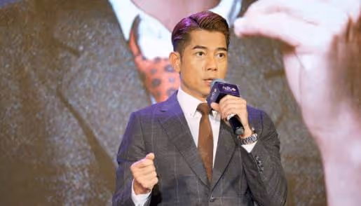 首次挑戰演丑角！56歲郭富城新戲變身齙牙賊，鬧市上演槍戰惹注目