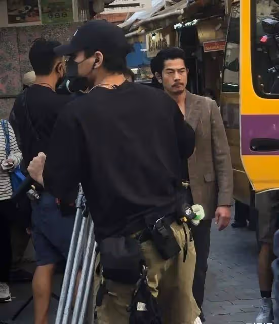 首次挑戰演丑角！56歲郭富城新戲變身齙牙賊，鬧市上演槍戰惹注目