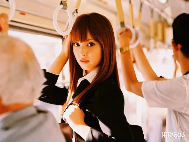 日本清純女優翻車:台上清純,台下靡亂,鮮肉大叔全都要