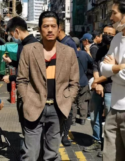 首次挑戰演丑角！56歲郭富城新戲變身齙牙賊，鬧市上演槍戰惹注目