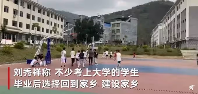 不願被同情！孝子「背瘋母上大學」拒絕240萬高薪　回鄉支教「騎壞8輛摩托車」喚醒全縣希望
