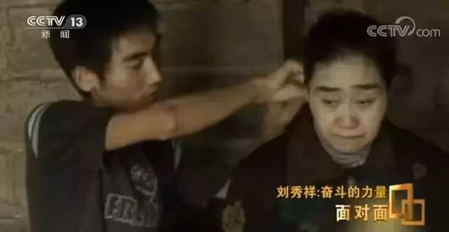 不願被同情!孝子「背瘋母上大學」拒絕240萬高薪 回鄉支教「騎壞8輛摩托車」喚醒全縣希望