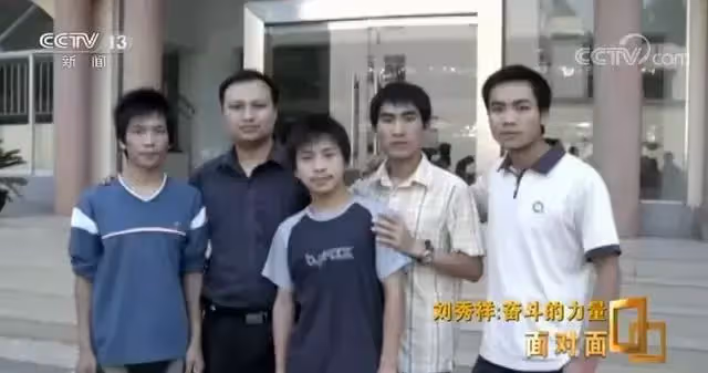 不願被同情!孝子「背瘋母上大學」拒絕240萬高薪 回鄉支教「騎壞8輛摩托車」喚醒全縣希望