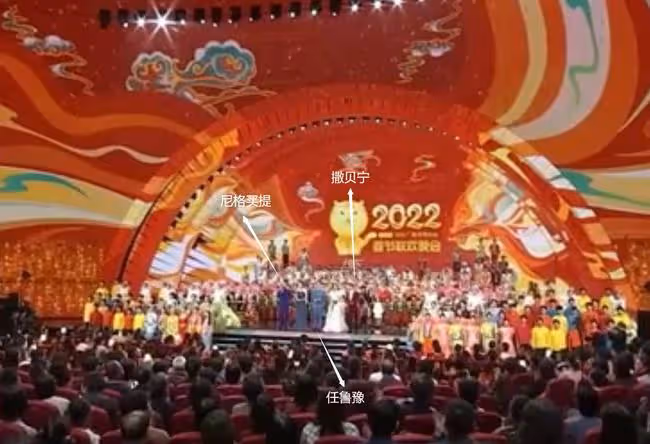 央視新聞曝春晚彩排畫面,趙麗穎甜美,朱一龍喜氣,任魯豫站C位