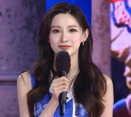 央視新聞曝春晚彩排畫面,趙麗穎甜美,朱一龍喜氣,任魯豫站C位