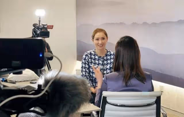 知名度大增!TVB知名女主持內地大受歡迎,更登春晚節目大秀唱功