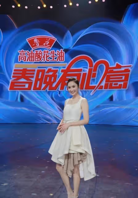 知名度大增!TVB知名女主持內地大受歡迎,更登春晚節目大秀唱功