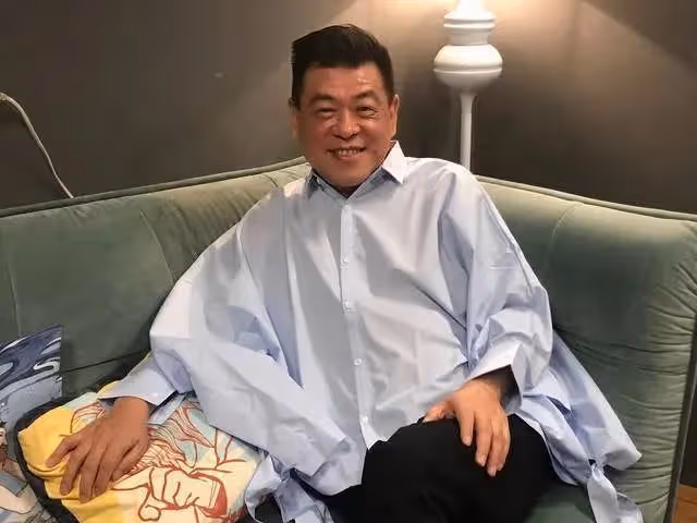 怕死在家中無人知！60歲「偶像教父」患癌急售豪宅，搬進酒店養老