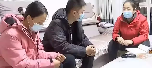 兒子想知道生父是誰,母親萬般阻攔,繼父送上婚房也難換繼子感恩