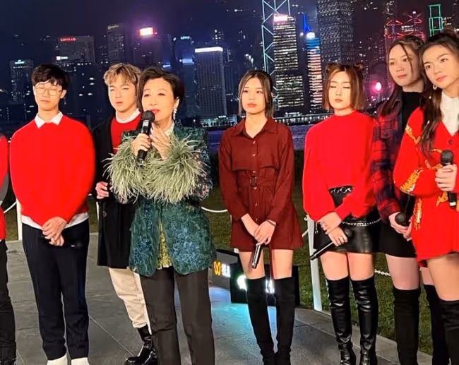 TVB罕見辦春晚!眾星賣力說普通話,張智霖領唱《我的中國心》