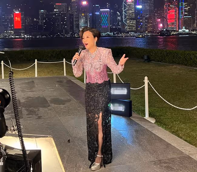 TVB罕見辦春晚!眾星賣力說普通話,張智霖領唱《我的中國心》