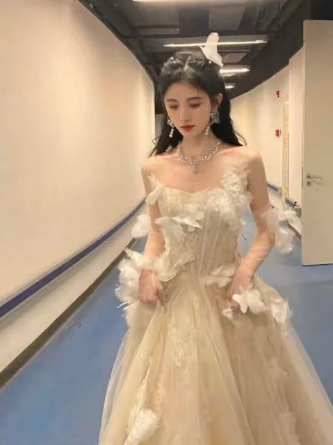 整容、假貨女、一條廣告60萬仍受追捧:內娛的女明星不香嗎?