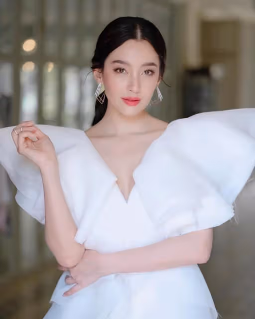 Weir都交往新女友了,宣傳油管頻道仍然鋪天蓋地倒貼吸血Bella!