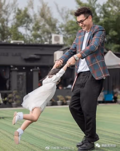 又有喜事?TVB視帝老婆肚凸凸疑似再懷孕