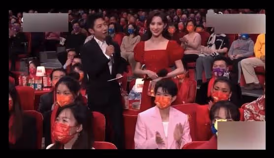 虎年春晚台下明星:王源吉克雋逸擠一把椅子,陳寶國隔口罩摳鼻子