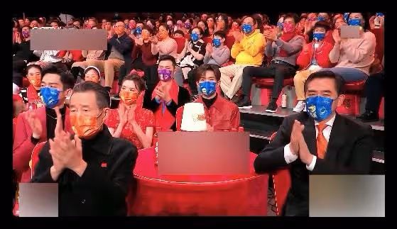 虎年春晚台下明星:王源吉克雋逸擠一把椅子,陳寶國隔口罩摳鼻子