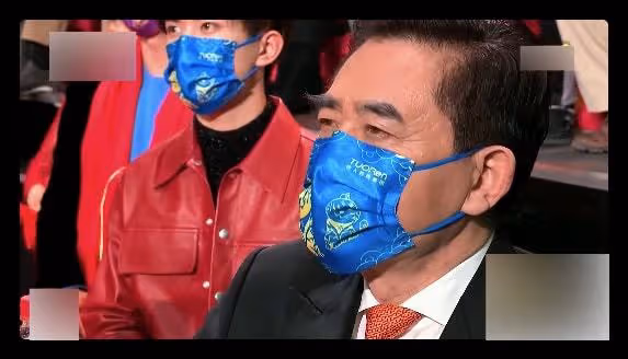 虎年春晚台下明星:王源吉克雋逸擠一把椅子,陳寶國隔口罩摳鼻子