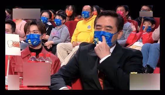 虎年春晚台下明星:王源吉克雋逸擠一把椅子,陳寶國隔口罩摳鼻子