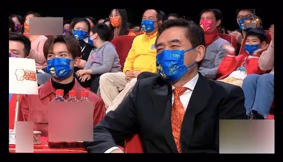虎年春晚台下明星:王源吉克雋逸擠一把椅子,陳寶國隔口罩摳鼻子