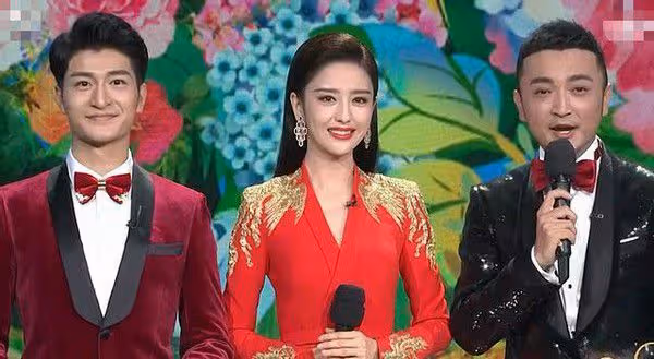 春晚口紅色號又火了!李思思美上熱搜,劉濤變港風美人,新人亮眼