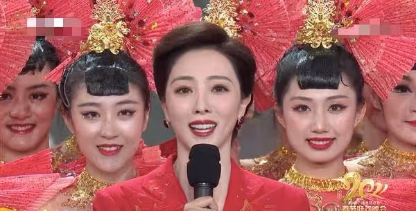 春晚口紅色號又火了!李思思美上熱搜,劉濤變港風美人,新人亮眼