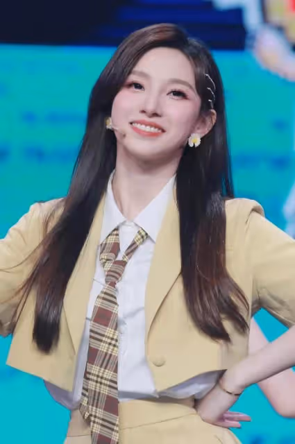 春晚口紅色號又火了!李思思美上熱搜,劉濤變港風美人,新人亮眼