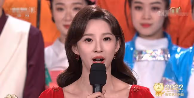 春晚口紅色號又火了!李思思美上熱搜,劉濤變港風美人,新人亮眼