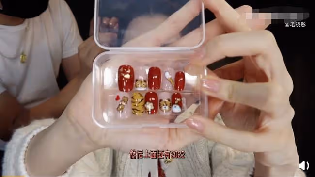 春晚口紅色號又火了!李思思美上熱搜,劉濤變港風美人,新人亮眼