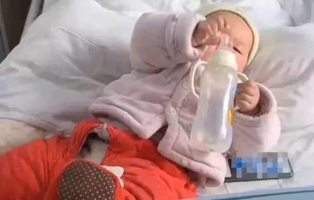 父親支付保姆200元從此消失,保姆奶奶收養2歲女嬰17年,雙目失明感歎:放不下孩子