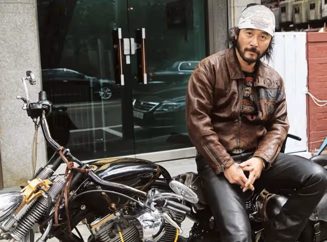 吉人天相！59歲資深男星發生嚴重車禍入院，傷勢惡化緊急開刀手術