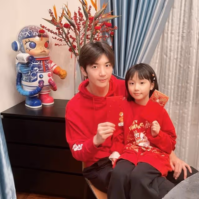 洪欣一家迎新年,被小10歲老公摟肩太甜蜜,倆同母異父孩子感情好