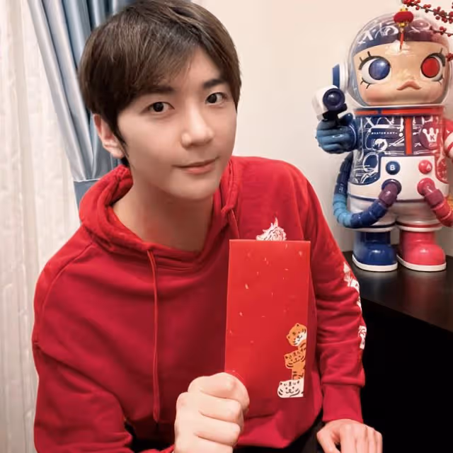 洪欣一家迎新年,被小10歲老公摟肩太甜蜜,倆同母異父孩子感情好