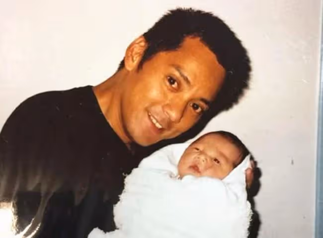 洪欣一家迎新年,被小10歲老公摟肩太甜蜜,倆同母異父孩子感情好