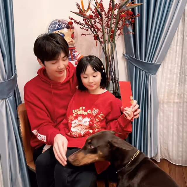 洪欣一家迎新年,被小10歲老公摟肩太甜蜜,倆同母異父孩子感情好